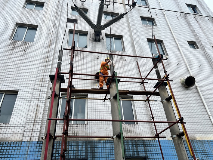 弘旭公司实现110KV纳化线避雷器清洁查抄(图1)