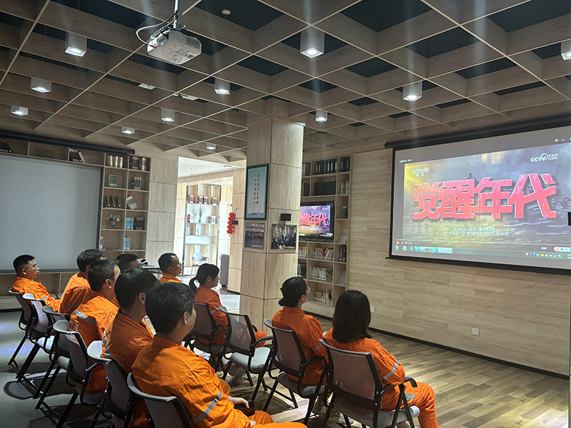 弘旭团总支发展红色观影活动(图1) 弘旭团总支发展红色观影活动(图1)