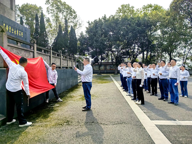 弘旭公司发展义士陵寝清明祭扫活动(图2) 弘旭公司发展义士陵寝清明祭扫活动(图2)