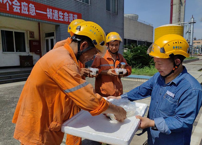 高温慰问送清冷 情系一线暖人心——弘旭公司党委发展示场送清冷活动(图3)