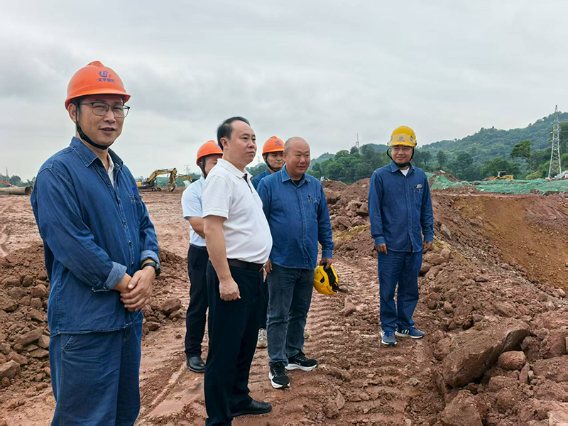 廖廷君到弘旭公司箱涵项目部现场调研领导工作(图1) 廖廷君到弘旭公司箱涵项目部现场调研领导工作(图1)