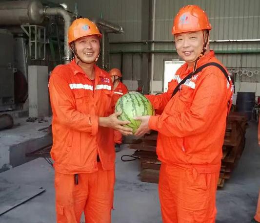 弘旭公司党委发展向出产一线送清冷活动(图1)