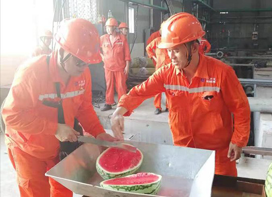 弘旭公司党委发展向出产一线送清冷活动(图2)