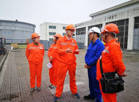 弘旭公司党委书记熊辉率队赴中海沥青项目部查抄领导并慰问员工